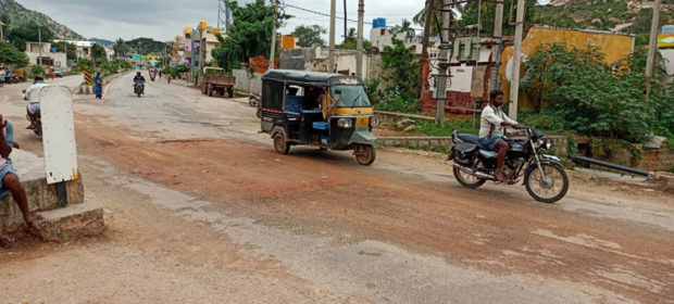 ಗುಡಿಬಂಡೆ: ಮುಖ್ಯ ರಸ್ತೆ ಅಭಿವೃದ್ಧಿಪಡಿಸಿ ಮೋರಿ ಕಾಮಗಾರಿ ಕೈಬಿಟ್ಟರು