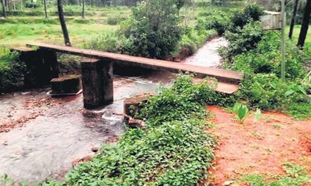 ನೀರಿಗಾಗಿ ಬವಣಿಸುವ  ನಿವಾಸಿಗಳು 