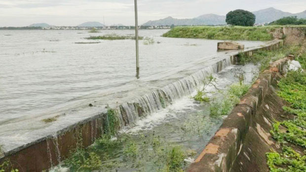 16 ವರ್ಷದ ನಂತರ ಕೋಡಿ ಬಿದ್ದ ಕೋಲಾರಮ್ಮ ಕೆರೆ