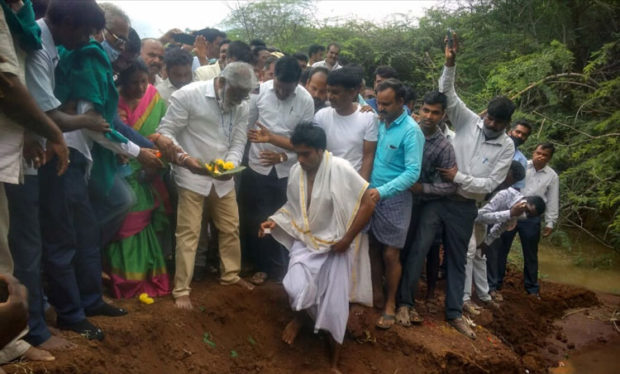 ಕೆರೆ ನೀರು ಕಣ್ತುಂಬಿಕೊಂಡು ಕುಪ್ಪಳಿಸಿದ ಜನತೆ