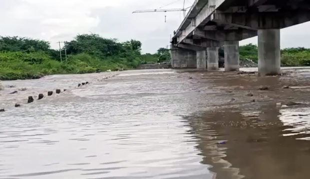 ಪ್ರವಾಹದ ನಡುವೆಯೂ ಡೋಣಿ ನದಿ ದಾಟಲು ಹೋದ ವ್ಯಕ್ತಿ ನೀರು ಪಾಲು : ಶೋಧ ಕಾರ್ಯ