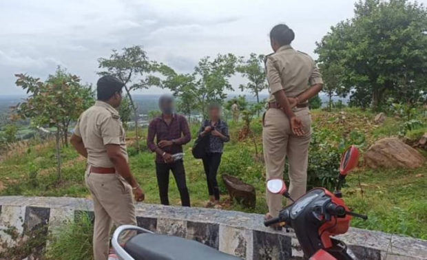 ಕರಿಘಟ್ಟ ಬೆಟ್ಟದಲ್ಲಿ ಪ್ರೇಮಿಗಳ ವಿಹಾರ : ಪೊಲೀಸರಿಂದ ಎಚ್ಚರಿಕೆ