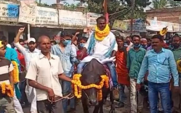 ಎಮ್ಮೆ ಏರಿ ಬಂದು ನಾಮಪತ್ರ ಸಲ್ಲಿಸಿದ ಚುನಾವಣಾ ಅಭ್ಯರ್ಥಿ