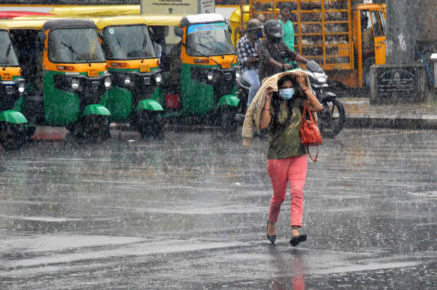 ವೀಕ್‌ಎಂಡ್‌ ಹುಮಸ್ಸಿನಲ್ಲಿದ್ದ ಜನರಿಗೆ ಕಿರಿಕಿರಿ ಉಂಟು ಮಾಡಿದ ಮಳೆ