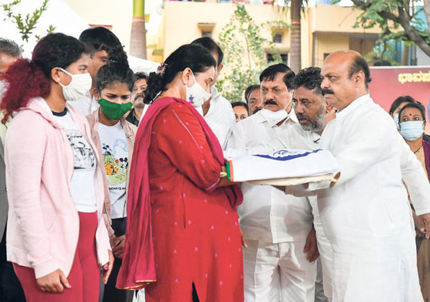 ಮಡುಗಟ್ಟಿದ ಶೋಕದ ನಡುವೆ ಅಪ್ಪುಗೆ ಭಾವುಕ ವಿದಾಯ