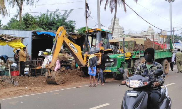 ಅಂಗಡಿಗಳಿಂದ ಮುಕ್ತವಾದ ಬಸವಣ್ಣ ದೇವರ ಮಠದ ರಸ್ತೆ