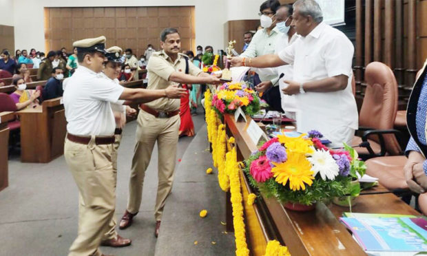 ಧೈರ್ಯ ಪ್ರದರ್ಶಿಸಿದ ಕಾನ್‌ಸ್ಟೇಬಲ್‌ ಶಿವಕುಮಾರ್‌