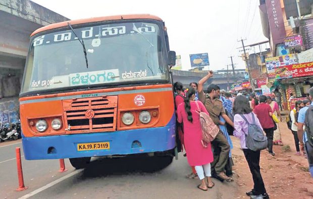 ಬಸ್‌ ಇಳಿಯುವಾಗ ಎಚ್ಚರಿಕೆ ಅಗತ್ಯ; ಇಲ್ಲದಿದ್ದರೆ ಬೀಳುವುದು ಗ್ಯಾರಂಟಿ!