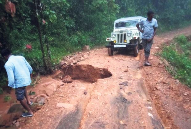 ಘಾಟಿ ಪ್ರದೇಶದಲ್ಲಿ ಭಾರೀ ಮಳೆ : ಎಳನೀರು ಸಂಪರ್ಕ ರಸ್ತೆಗೆ ಹಾನಿ