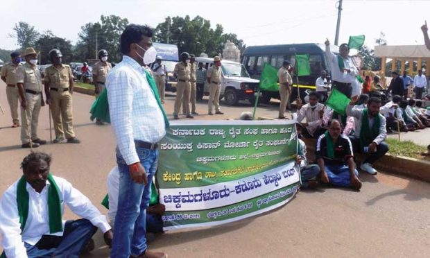 ಕೃಷಿ ಕಾಯ್ದೆ ವಿರೋಧಿಸಿ ಪ್ರತಿಭಟನೆ