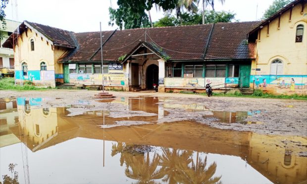 ನಿರ್ವಹಣೆ ಇಲ್ಲದೇ ಸೊರಗಿದ ಬ್ರಿಟಿಷರ ಕಾಲದ ಕಟ್ಟಡ