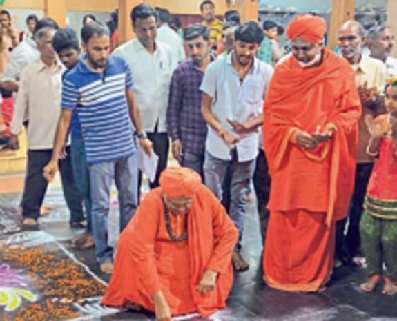 ಹುಟ್ಟಿದ ಮನೆಯನ್ನು ದೀಪವಾಗಿ ಬೆಳಗಿ: ಸ್ವಾಮೀಜಿ