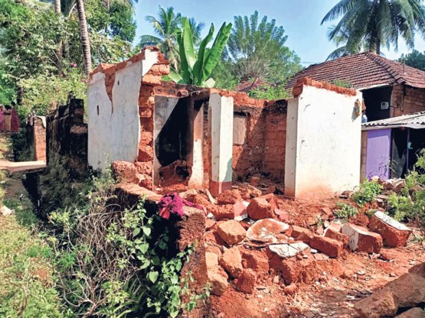 ಎಣ್ಮೂರು; ಹಳೆ ಶೌಚಾಲಯದ ಗೋಡೆ ಕುಸಿತ; ಇಬ್ಬರು ಮಹಿಳೆಯರ ಸಾವು