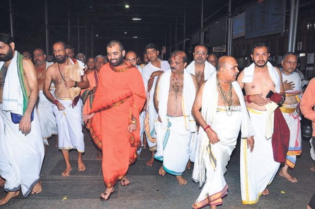 ಕೊಲ್ಲೂರಿಗೆ ಕಾಶೀ ಮಠಾಧೀಶರ ಭೇಟಿ