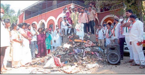 ಪಾಲಿಕೆ ಆವರಣದಲ್ಲಿ ಕಸ ಸುರಿದು ಪ್ರತಿಭಟನೆ