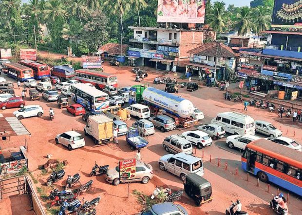 ಮೆಲ್ಕಾರ್‌ ಮರ ತೆರವಿನ ಕಾರ್ಯ ; ಹೆದ್ದಾರಿ ಬ್ಲಾಕ್‌; ಪ್ರಯಾಣಿಕರಿಗೆ ತೊಂದರೆ