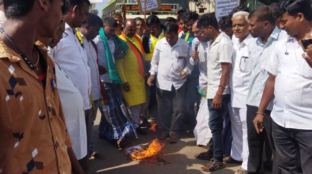 ಉದ್ಧವ್ ಠಾಕ್ರೆ ಭಾವಚಿತ್ರಕ್ಕೆ ಬೆಂಕಿ ಹಚ್ಚಿ ಪ್ರತಿಭಟನೆ