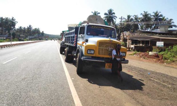 ಅಪಾಯಕಾರಿ ಶಿಲೆಗಲ್ಲು ಸಾಗಾಟ-ಜನರ ಆತಂಕ