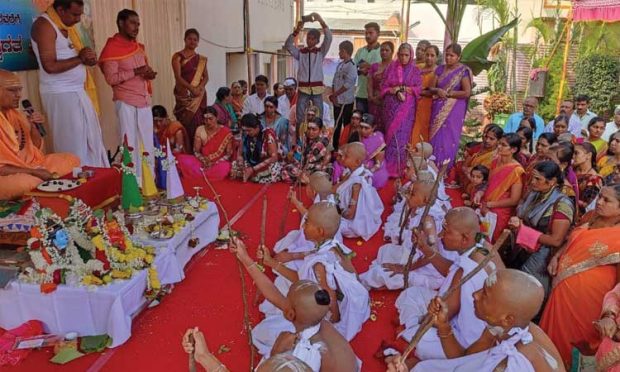 ಬನಹಟ್ಟಿಯಲ್ಲಿ ಅಯ್ಯಾಚಾರ ಹಾಗೂ ಲಿಂಗದೀಕ್ಷಾ ಸಮಾರಂಭ