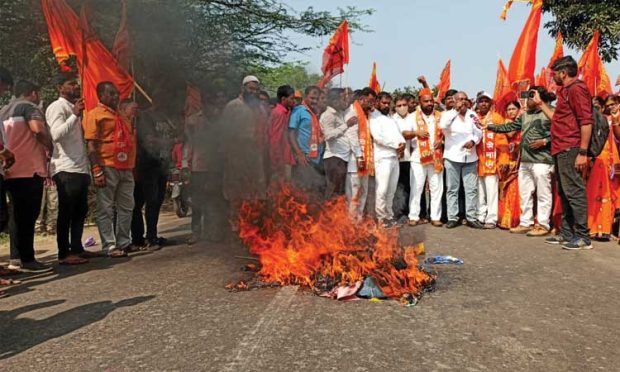 ಮಹಾರಾಷ್ಟ್ರದಲ್ಲಿ ಮತ್ತೆ ಕನ್ನಡ ಧ್ವಜ ಸುಟ್ಟ ಶಿವಸೇನೆ