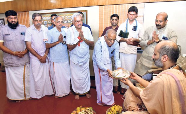 ಉಡುಪಿ ಶ್ರೀಕೃಷ್ಣ ದೇವರಿಗೆ:ಕಾಶೀ ಮಠಾಧೀಶರಿಂದ ಪಚ್ಚೆ ಕಲ್ಲಿನ ಸ್ವರ್ಣ ಹಾರ