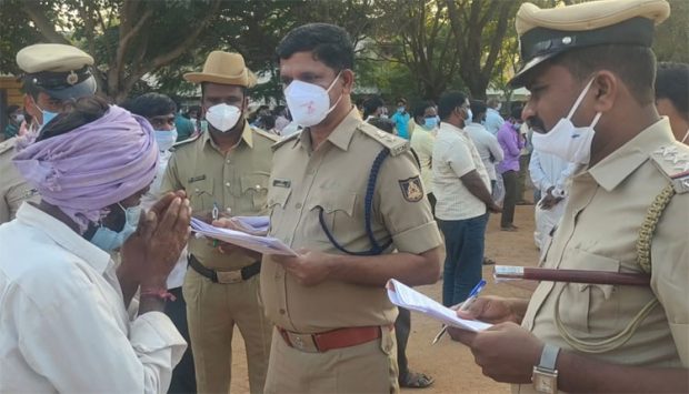 ರೌಡಿಶೀಟರ್ ಗಳ ಪರೇಡ್; ಖಡಕ್ ಎಚ್ಚರಿಕೆ ಕೊಟ್ಟ ಕೊಪ್ಪಳ ಎಸ್ಪಿ