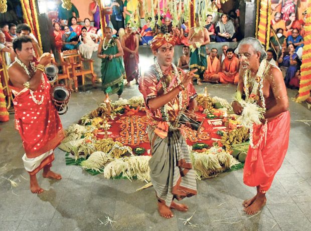 ಕೈಮಗ್ಗದ ಸೀರೆ ಉಟ್ಟ ನಾಗಕನ್ನಿಕೆ, ಗ್ಯಾಸ್‌ಲೈಟ್‌ ಬೆಳಕು