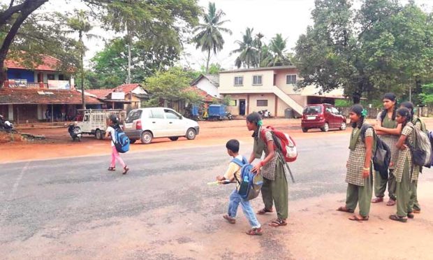 ಬಿದ್ಕಲ್‌ಕಟ್ಟೆ: ರಾ.ಹೆ.ಯಲ್ಲಿ ವಿದ್ಯಾರ್ಥಿಗಳ ಪಯಣ; ಅಪಾಯ ಸಾಧ್ಯತೆ