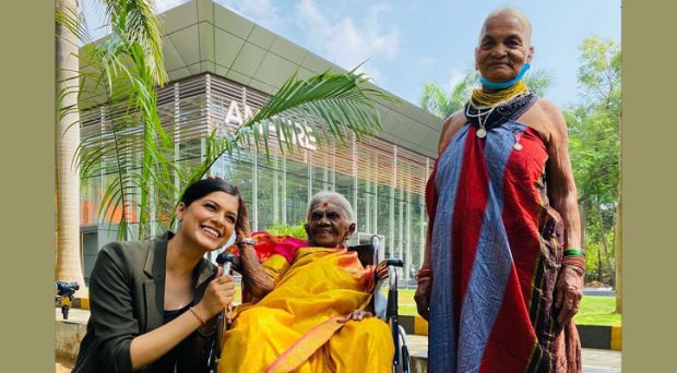 Asha bhat shared photo with Salumarada Thimmakka and Tulasi Gowda