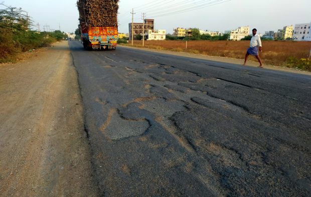 ಹದಗೆಟ್ಟ ರಸ್ತೆಯನ್ನು ದುರಸ್ತಿಮಾಡಿ, ಬೀದಿ ದೀಪ ಅಳವಡಿಸಿ ;ಪುರಸಭೆ ಮಾಜಿ ಅಧ್ಯಕ್ಷೆ ಒತ್ತಾಯ