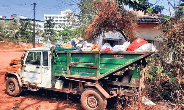 ತ್ಯಾಜ್ಯ ಸಾಗಾಟ ವಾಹನ ನಿಲುಗಡೆ: ಪರಿಸರ ಮಾಲಿನ್ಯ