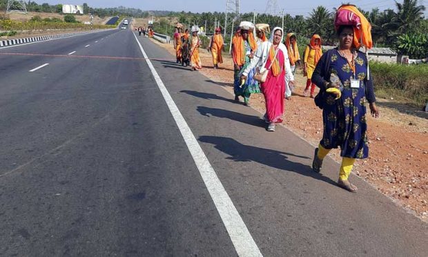 ಉರಿ ಬಿಸಿಲು ಲೆಕ್ಕಿಸದೇ ಭಕ್ತರಿಂದ ಪಾದಯಾತ್ರೆ