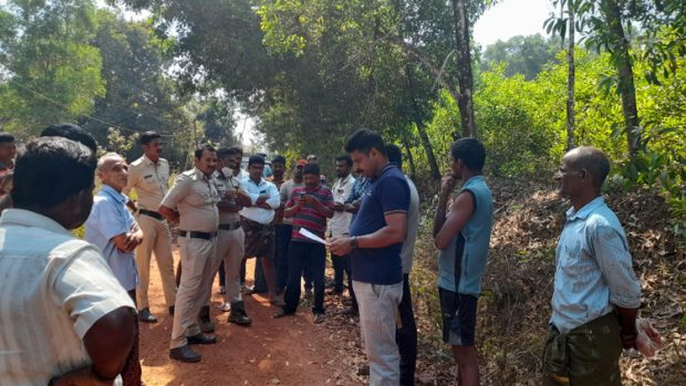 ರಸ್ತೆ ಪಕ್ಕದ ಅಕೇಶಿಯಾ ಮರ ಕಟಾವು ; ಲಾರಿ ತಡೆದು ಪ್ರತಿಭಟನೆ