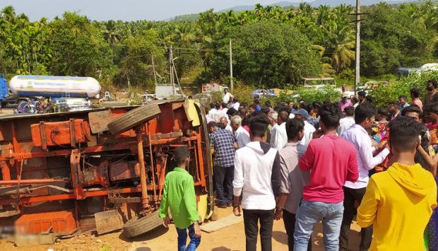 ಮದುವೆ ಸಮಾರಂಭಕ್ಕೆ ತೆರಳುತ್ತಿದ್ದ ಟೆಂಪೋ ಪಲ್ಟಿ : ಮಕ್ಕಳು, ಮಹಿಳೆಯರು ಸೇರಿ ಹಲವರಿಗೆ ಗಾಯ