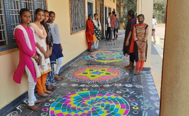 ರಂಗೋಲಿಯ ಮೂಲಕ ವಿದ್ಯಾರ್ಥಿಗಳಿಗೆ ಗಣಿತ ಸರಳೀಕರಣಗೊಳಿಸುವ ವಿಶಿಷ್ಟ ಪ್ರಯೋಗ