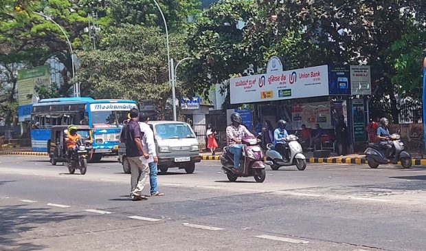 ಆರ್‌ಟಿಒ, ಕಮಿಷನರ್‌ ಕಚೇರಿ ಮುಂಭಾಗ ಪಾದಚಾರಿಗಳ ಪರದಾಟ