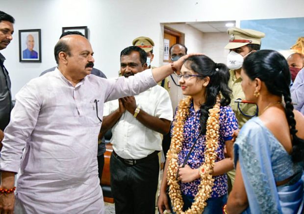 ತವರಿಗೆ ಕಾಲಿಟ್ಟ ವಿದ್ಯಾರ್ಥಿಗಳ ಕಣ್ಣಲ್ಲಿ ಧನ್ಯತಾಭಾವ