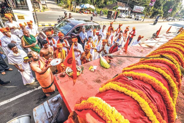 ಕಡಿಯಾಳಿ ಶ್ರೀ ಮಹಿಷಮರ್ದಿನೀ ದೇಗುಲ: ಧ್ವಜಸ್ತಂಭಕ್ಕೆ ಸ್ವಾಗತ, ಶೋಭಾಯಾತ್ರೆ