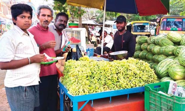 ಬಾಯಾರಿಕೆ ನೀಗಿಸಲು ಕಲ್ಲಂಗಡಿ ಮೊರೆ