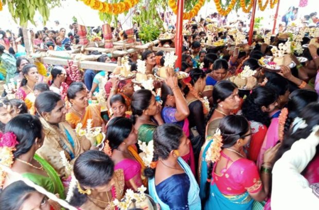 ಧರ್ಮಾಪುರದಲ್ಲಿ ಮಾರಮ್ಮದೇವರ ಉತ್ಸವ : ತಂಬಿಟ್ಟು ಆರತಿ ಹೊತ್ತು ಸಾಗಿಬಂದ ಹೆಂಗಳೆಯರು