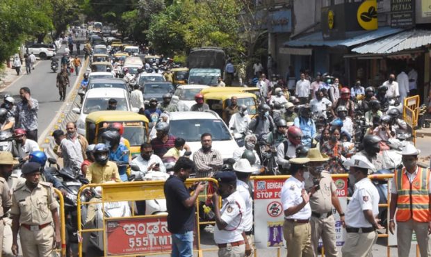 ಕೊನೆ ದಿನದ ಪಾದಯಾತ್ರೆ : ಟ್ರಾಫಿಕ್ ಜಾಮ್‌ ಕಿರಿಕಿರಿ, ವಾಹನ ಸವಾರರ ಆಕ್ರೋಶ