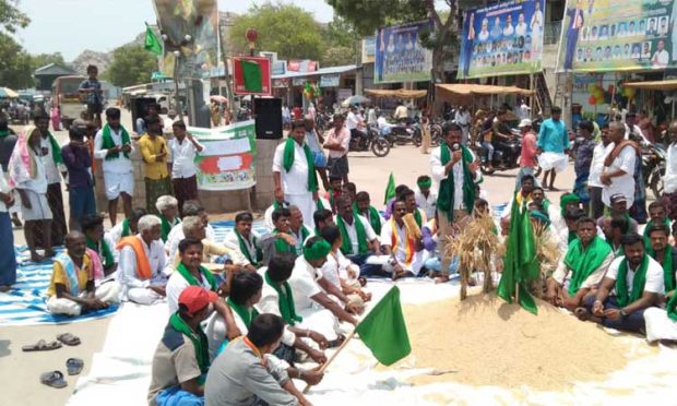 ಕುರುಗೋಡು: ವಿವಿಧ ಬೇಡಿಕೆಗಳ ಈಡೇರಿಕೆಗೆ ಆಗ್ರಹಿಸಿ ರೈತ ಸಂಘಟನೆಗಳಿಂದ ಬೃಹತ್ ಪ್ರತಿಭಟನೆ