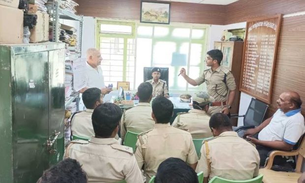 ಹುಣಸೂರು: ಒಂದು ದಿನಕ್ಕೆ ಅರಣ್ಯಾಧಿಕಾರಿಯಾಗಿ ಕರ್ತವ್ಯ ನಿರ್ವಹಿಸಿದ 14 ವರ್ಷದ ಬಾಲಕಿ.!