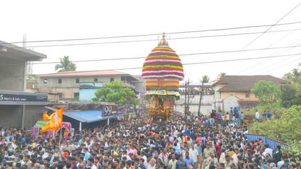 ಅದ್ದೂರಿಯಾಗಿ ನೆರವೇರಿದ ಹನುಮಂತ ದೇವರ ರಥೋತ್ಸವ, ಮುಸ್ಲಿಂ ಕುಟುಂಬಕ್ಕೆ ವಿಶೇಷ ಆಹ್ವಾನ