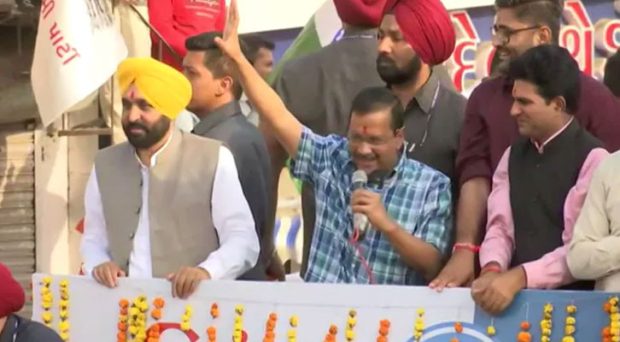 Arvind Kejriwal participated in a roadshow at gujarath