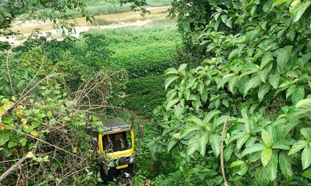 ಉಪ್ಪಿನಂಗಡಿ: ನದಿ ದಡಕ್ಕೆ ಬಿದ್ದ ರಿಕ್ಷಾ