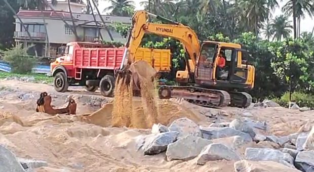 ಜಾಲಿ ಕೋಡಿ ಸಮುದ್ರ ಕಿನಾರೆಯಲ್ಲಿ ಅಕ್ರಮ ಮರಳುಗಾರಿಕೆ : ಗ್ರಾಮಸ್ಥರ ಆಕ್ರೋಶ