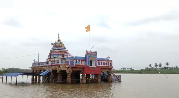 ಮುಧೋಳ: ಹೊಳೆಬಸವೇಶ್ವರ ದೇವಸ್ಥಾನ ಜಲಾವೃತ