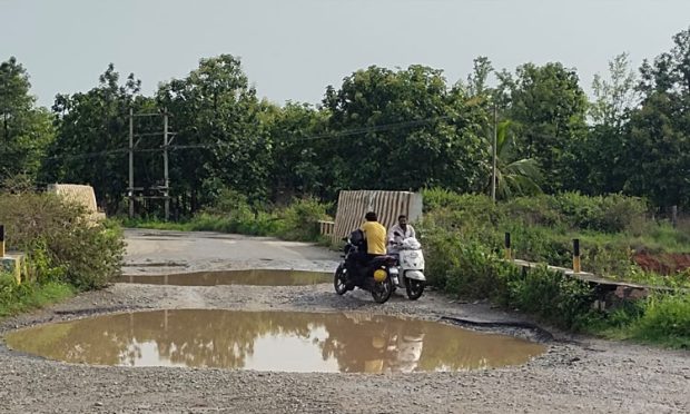 ರಸ್ತೆಯಲ್ಲಿ ಗುಂಡಿ ಬಿದ್ದಿದ್ದರೂ ದುರಸ್ತಿ ಕಾರ್ಯವಿಲ್ಲ