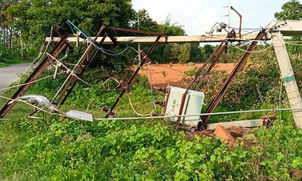 ಕಾರು ಡಿಕ್ಕಿ: ಧರೆಗುರುಳಿದ ವಿದ್ಯುತ್‌ ಕಂಬ 